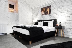 Een bed of bedden in een kamer bij HOUSEHOST Apartment: Bogusławskiego Street