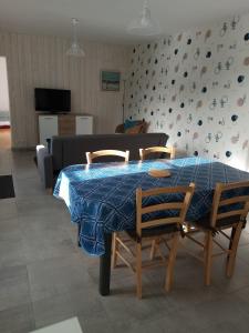 - une salle à manger avec une table, des chaises et un canapé dans l'établissement Chez Colette, à Montviron