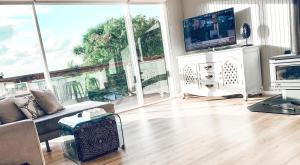 TV a/nebo společenská místnost v ubytování Bay Views Lorne