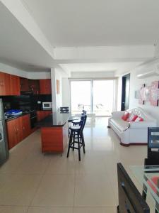 cocina y sala de estar con sofá y mesa en Apartamentos en Palmetto, en Cartagena de Indias