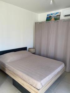 Postel nebo postele na pokoji v ubytování Chez Hugo, bel appartement très bien situé pour visiter la Martinique en journée et dormir la nuit