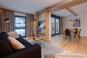 ein Wohnzimmer mit Sofa und Tisch in der Unterkunft La Cordee 703 Apartment - Chamonix All Year in Chamonix-Mont-Blanc
