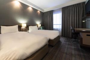 een hotelkamer met 2 bedden en een bureau bij Holiday Inn Express Durban - Umhlanga, an IHG Hotel in Durban