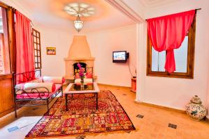 TV a/nebo společenská místnost v ubytování Riad Al khansaa