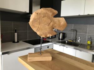 een keuken met een houten propellor op het aanrecht bij Résidence des 3 iles in Quiberon
