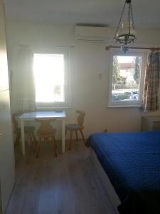 - une chambre avec un lit, une table et deux chaises dans l'établissement Rooms Izola, à Izola