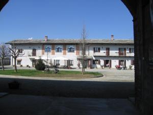 an external view of a large white building at Agriturismo Cascina Nuova in Barge