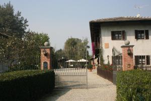 brama przed domem z budynkiem w obiekcie Agriturismo Cascina Nuova w mieście Barge +1 zdjęcie