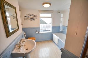 a bathroom with a sink and a bath tub at Penlee Narrows - Kingsand in Kingsand