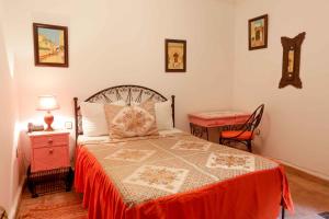 1 dormitorio con 1 cama, 1 mesa y 1 silla en Riad Al khansaa, en Essaouira