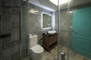 Un baño con inodoro, lavabo y espejo. en Casas del Castillo Peñíscola-Intramuros Suites, en Peñíscola 33 fotos más