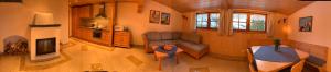 ein Wohnzimmer mit einem Sofa und einem Tisch in der Unterkunft Almpartments Rosengasse in Oberaudorf