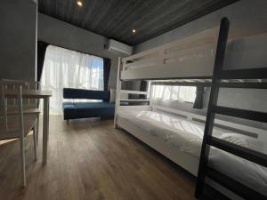 TOCORO. Mt.Fuji Station HOSTEL Kawaguchiko客房内的一张或多张床位