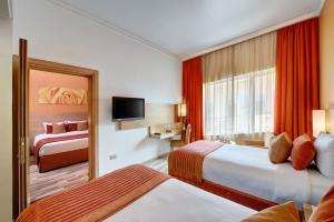 Postel nebo postele na pokoji v ubytování Al Khoory Executive Hotel, Al Wasl