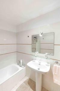 a white bathroom with a sink and a bath tub at Atlantic Flat - Acogedor piso en Vegueta, Las Palmas in Las Palmas de Gran Canaria