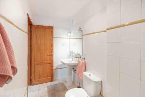 a bathroom with a toilet and a sink at Atlantic Flat - Acogedor piso en Vegueta, Las Palmas in Las Palmas de Gran Canaria