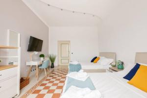 Televízia a/alebo spoločenská miestnosť v ubytovaní Elegant Aparment Vittorio City Center