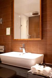 A bathroom at Holiday Inn London - Wembley, an IHG Hotel