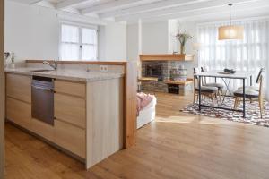 Nhà bếp/bếp nhỏ tại Val de Ruda Luxe 68 by FeelFree Rentals +18 ảnh