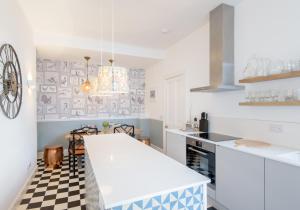 uma cozinha branca com piso em xadrez em East Cliff em North Berwick