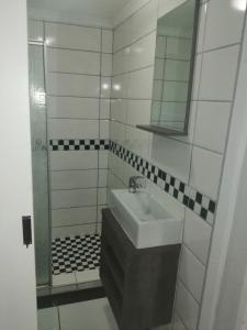 un baño con lavabo y espejo en Seagull 304, en Margate