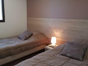 Tempat tidur dalam kamar di Gîte Veauchette, 3 pièces, 4 personnes - FR-1-496-79