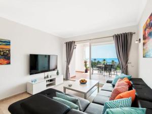 Televízia a/alebo spoločenská miestnosť v ubytovaní JAZMIN MIRAFLORES SENSATIONAL VIEW! POOL, TERRACE, WiFi