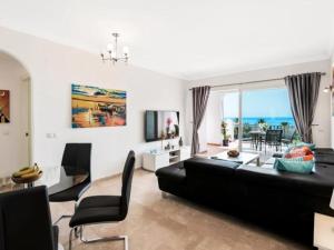 Uma televisão e/ou sistema de entretenimento em JAZMIN MIRAFLORES SENSATIONAL VIEW! POOL, TERRACE, WiFi