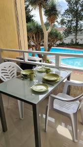 Bazén v ubytovaní Yumbo Holiday Apartment - Tanife ROOS alebo v jeho blízkosti