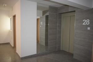 pusty korytarz z drzwiami w budynku w obiekcie Londyńska 9 w mieście Gorzów Wielkopolski