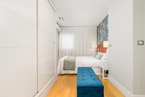 - une chambre avec un lit et une ottomane bleue dans l'établissement iloftmalaga Deluxe Calle Nueva III, à Malaga 13 autres photos
