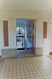 an entrance to a building with a gate and a tile floor at City-Apartments Langegger in Vienna