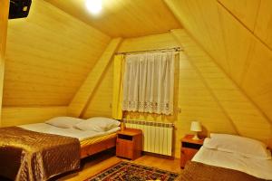 En eller flere senge i et værelse på Pokoje Gościnne u Moni