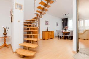 Posedenie v ubytovaní Duplex Apartment near the Airport by Noclegi Renters