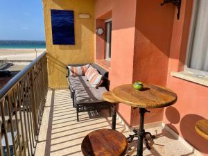 タリファにあるTarifa Beachfront Large Apartmentのバルコニー(テーブル、ビーチのベンチ付)