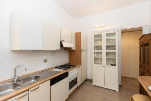 Kuchyňa alebo kuchynka v ubytovaní Parioli Garden-Rental in Rome