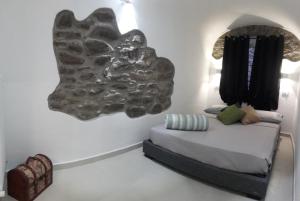 ein Schlafzimmer mit einem Bett und einer Skulptur an der Wand in der Unterkunft C'era una volta (suite) in Isolabona