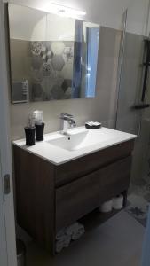 ein Bad mit einem Waschbecken und einem Spiegel in der Unterkunft C'era una volta (suite) in Isolabona