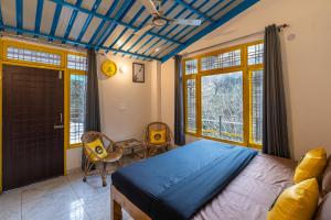 Ένα ή περισσότερα κρεβάτια σε δωμάτιο στο The Hosteller Mussoorie By the Streamside, Kempty