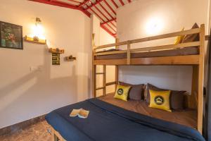 Ένα ή περισσότερα κρεβάτια σε δωμάτιο στο The Hosteller Mussoorie By the Streamside, Kempty