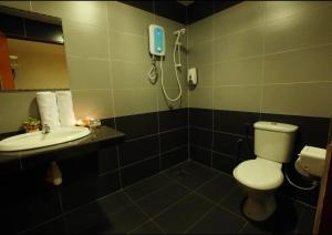 y baño con ducha, aseo y lavamanos. en City Kuchai Hotel -Kuchai Lama,Kuala Lumpur, en Kuala Lumpur
