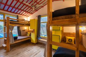 Ένα ή περισσότερα κρεβάτια σε δωμάτιο στο The Hosteller Mussoorie By the Streamside, Kempty