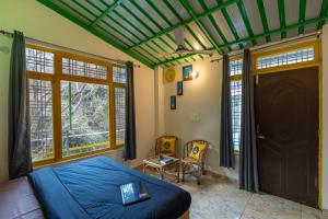 Χώρος καθιστικού στο The Hosteller Mussoorie By the Streamside, Kempty