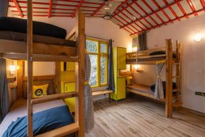 Ένα ή περισσότερα κρεβάτια σε δωμάτιο στο The Hosteller Mussoorie By the Streamside, Kempty