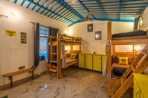 Μία ή περισσότερες κουκέτες σε δωμάτιο στο The Hosteller Mussoorie By the Streamside, Kempty