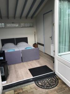 A bed or beds in a room at B&B Zee van Tijd Domburg