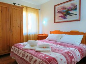 - une chambre avec un lit et 2 serviettes dans l'établissement Cottage Abetone La Capanna in Tuscany, à Abetone