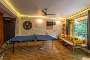 Πινγκ πονγκ στο The Hosteller Mussoorie By the Streamside, Kempty ή εκεί κοντά