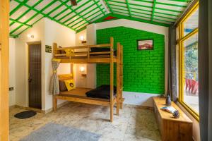 Ένα ή περισσότερα κρεβάτια σε δωμάτιο στο The Hosteller Mussoorie By the Streamside, Kempty