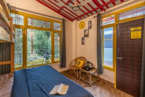 Ένα ή περισσότερα κρεβάτια σε δωμάτιο στο The Hosteller Mussoorie By the Streamside, Kempty